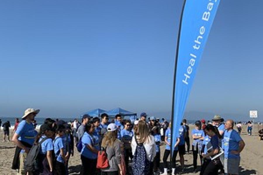 Heal The Bay Volunteers on the beach 